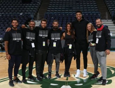 Ο Αντετοκούνμπο ανάμεσα σε «Διάσημους» και «Μαχητή»!